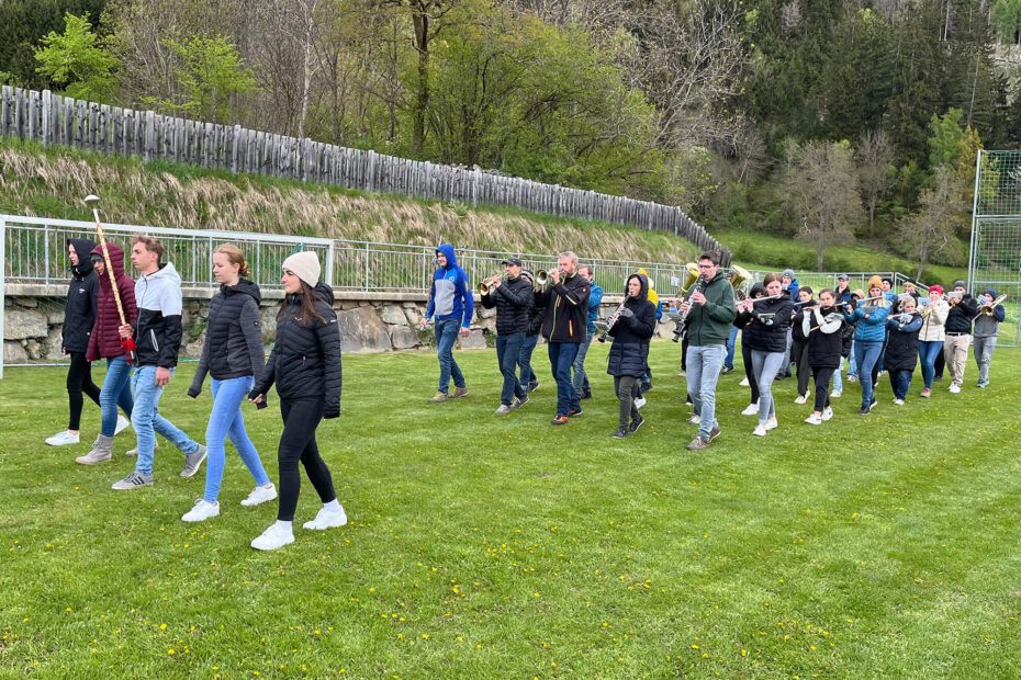 Praxisteil am Sportplatz in Thurn