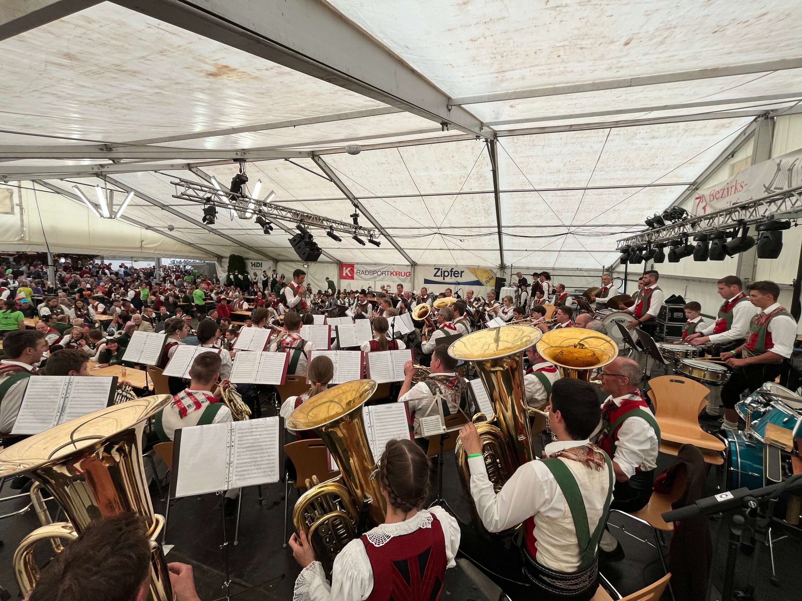 Kurzkonzert im Festzelt beim Berzirksmusikfest in Ranggen